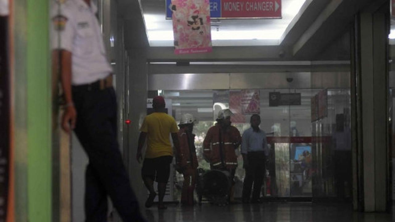Padamkan kebakaran di Gedung Sarinah, petugas pakai bronto sky lift