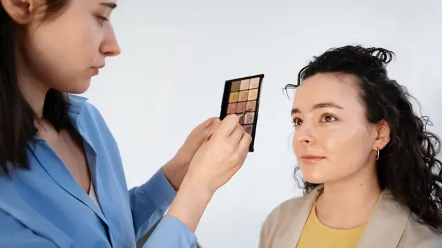 Pilih Palette dengan Perpaduan Matte dan Shimmer [Dok/freepik.com]