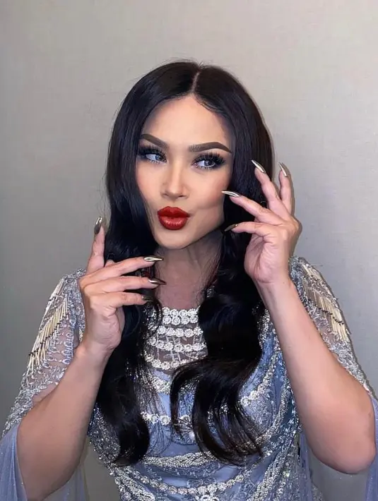 <p>2. Inilah potret Titi DJ dengan makeup bold yang menonjolkan permainan pada area mata dengan bulu mata palsu tebal dan bibir dengan pulasan lipstik merah. (Instagram/ti2dj).</p>