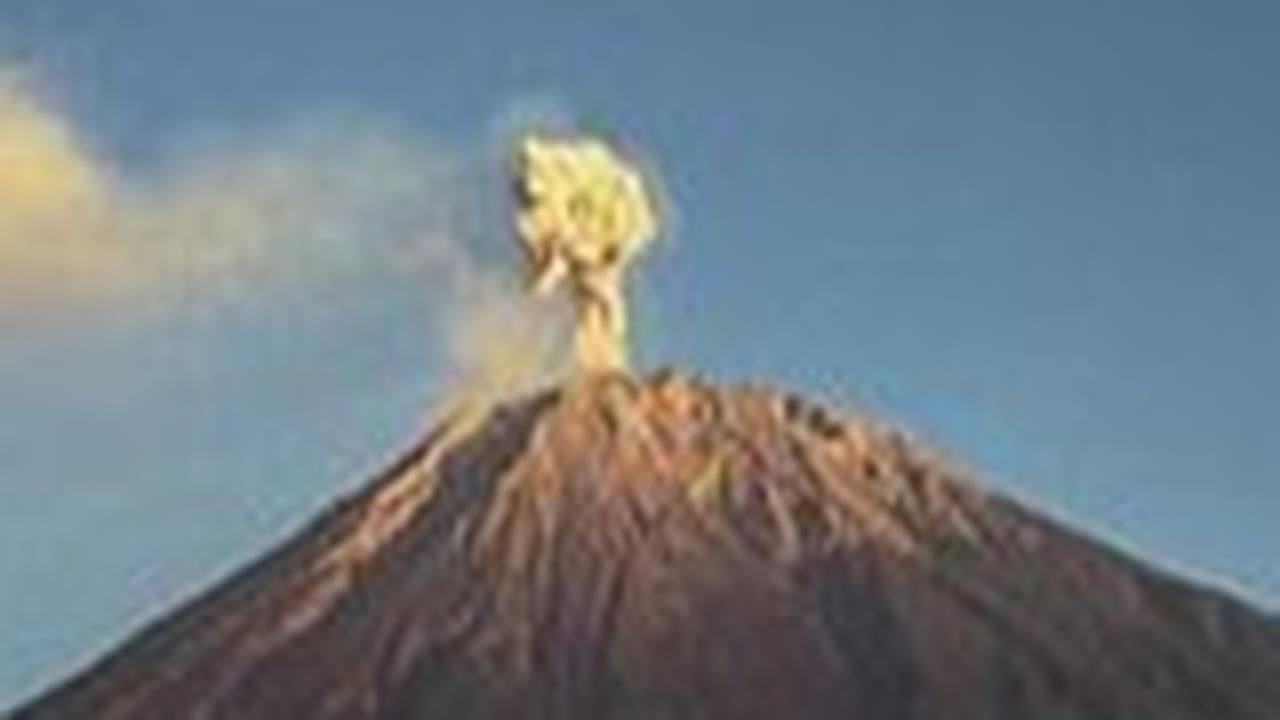 Gunung Semeru Kembali Erupsi, Luncurkan Abu Setinggi 800 Meter