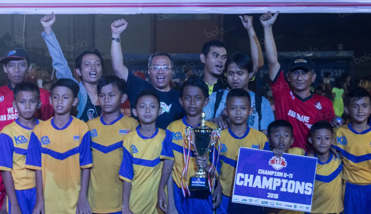 HOO Bola.com, Darojatun (tengah), bersama pemain Indocement merayakan keberhasilan menjadi juara turnamen kelas Championship pada Liga Bola Indonesia. (Bola.com/Vitalis Yogi Trisna)