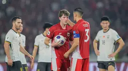 Pemain Timnas Indonesia, Jay Idzes memberikan bola kepada Ole Romeny untuk mengeksekusi tendangan penalti dalam laga lanjutan putaran ketiga Kualifikasi Piala Dunia 2026 melawan China di Stadion Utama Gelora Bung Karno (SUGBK), Senayan, Jakarta, Selasa (05/06/2025). (Bola.com/Bagaskara Lazuardi)
