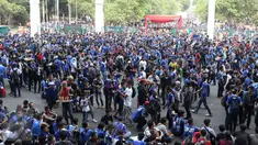Ribuan Bobotoh membuat biru kawasan SUGBK, Jakarta, Minggu (18/10/2015). Kedatangan Bobotoh untuk mendukung Persib Bandung melawan Sriwijaya FC di Final Piala Presiden 2015 (Liputan6.com/Herman Zakharia)