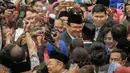 Gubernur DKI Jakarta Anies Baswedan bersalaman dan bertegur sapa dengan gubernur pendahulunya, Basuki Tjahaja Purnama (Ahok) setelah pelantikan anggota DPRD DKI Jakarta periode 2019-2024 di Gedung DPRD DKI Jakarta, Senin (26/8/2019). (Liputan6.com/Faizal Fanani)