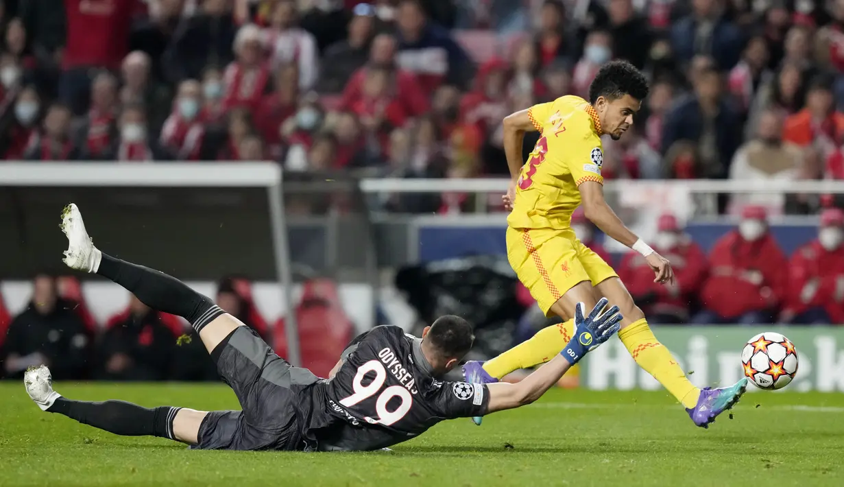 Luis Diaz menjadi penyerang paling efektif Liverpool pada pertandingan melawan Benfica tadi malam. Pergerakannya menjadi ancaman nyata bagi lini pertahanan lawan. Pada laga kali ini, pemain Kolombia itu menyumbang satu gol. (AP/Armando Franca)