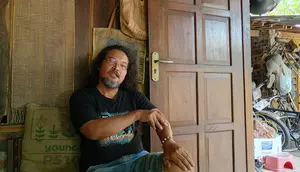 Andreas Bimop Wijoseno dari perajin fashion berbahan karung goni bekas. (Liputan6.com/Mabruri Pudyas Salim).