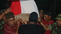 Prosesi pemakaman anggota TNI yang tewas dibunuh oleh pemuda diduga geng motor. (Liputan6.com/M Syukur).