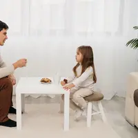 Peran orangtua sangat besar dalam membentuk emosi dan karakter anak. Setiap kata yang terucap bisa menjadi dorongan yang menenangkan atau justru melukai. Ketika orangtua sedang marah, sering kali nada bicara menjadi tinggi dan ucapan yang muncul terdengar menyudutkan anak.(foto/dok: freepik)