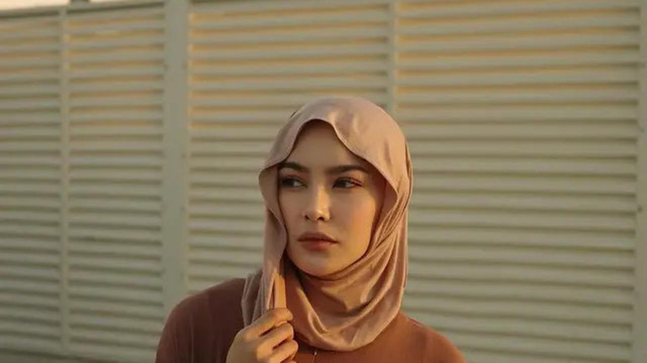 7 Potret Mahalini dengan Hijab Meleyot, Inspirasi Gaya Kerudung 2025 yang Stylish
