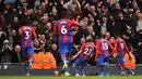 Pemain Crystal Palace Conor Gallagher (tengah) merayakan dengan para pendukung setelah mencetak gol ke gawang Manchester City pada pertandingan Liga Inggris di Etihad Stadium, Manchester, Inggris, 30 Oktober 2021. Crystal Palace menang 2-0. (Oli SCARFF/AFP)