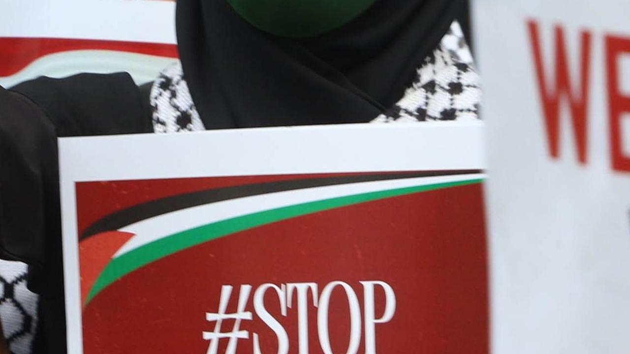 FOTO: Peringati 100 Hari Genosida Israel di Jalur Gaza, Ribuan Orang Geruduk Kedubes AS di Jakarta