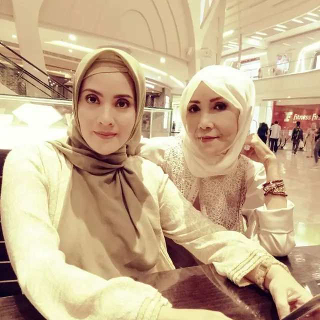 6 Potret Kebersamaan Elma Theana dan Sang Ibunda Waty Siregar, Penuh Kehangatan