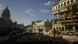 Tim penyelamat memindahkan puing-puing dari lokasi ledakan mematikan yang menghancurkan Hotel Saratoga di Havana, Kuba, 6 Mei 2022. Ledakan kuat yang diduga disebabkan oleh kebocoran gas alam menewaskan 18 orang dan melukai puluhan orang. (AP Photo/Ramon Espinosa)