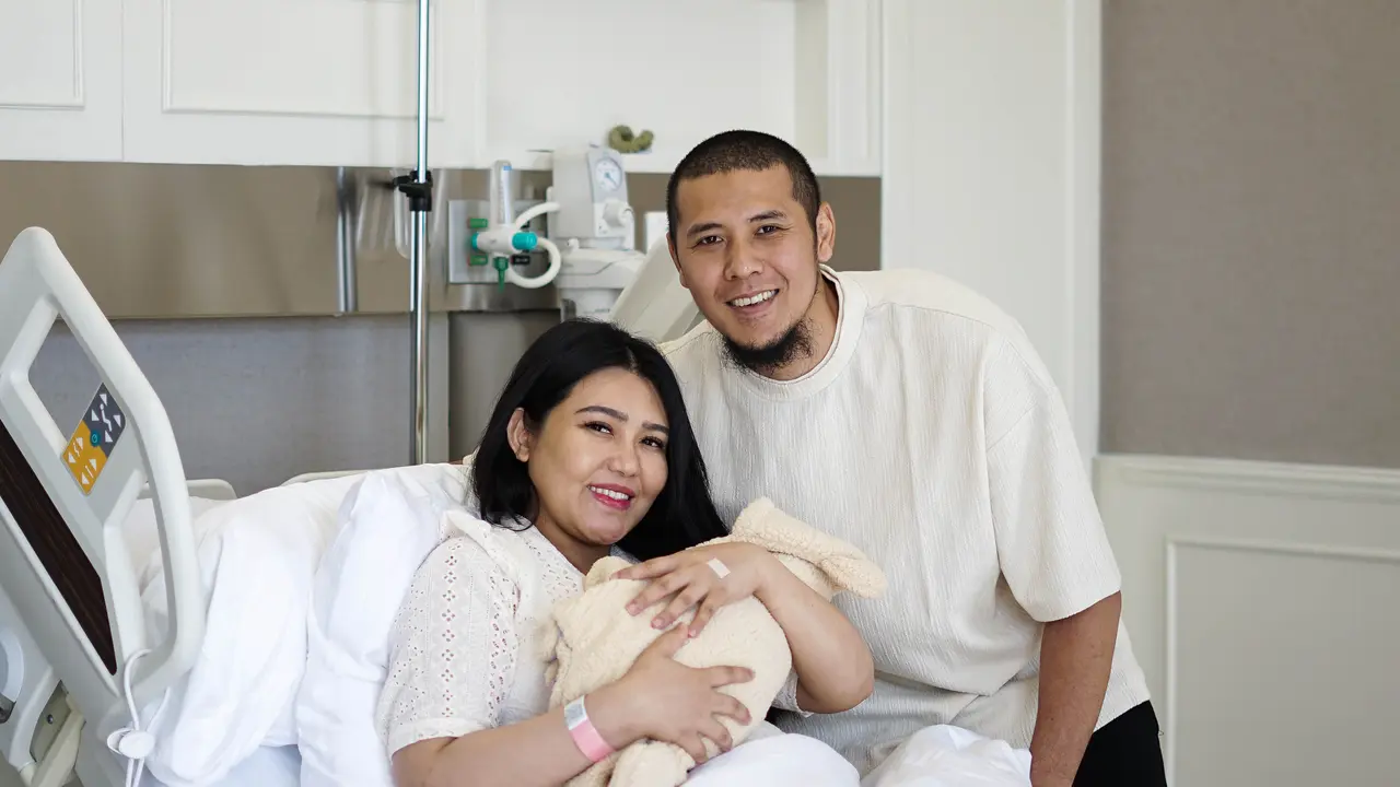 Via Vallen dan Chevra Yolandi bersama anak pertama (Dok. National Hospital)
