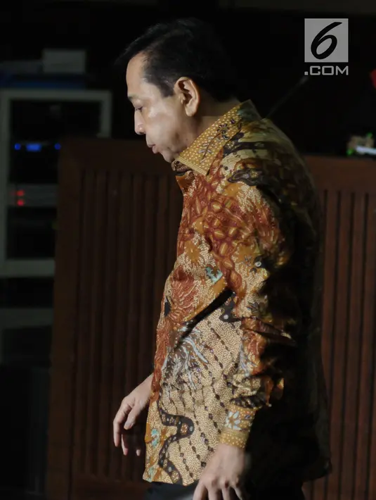 Terdakwa korupsi proyek e-KTP, Setya Novanto tertunduk saat sidang pembacaan putusan di Pengadilan Tipikor, Jakarta, Selasa (24/4). Setya Novanto divonis hukuman pidana 15 tahun penjara dan denda Rp 500 juta. (Liputan6.com/Helmi Fithriansyah)