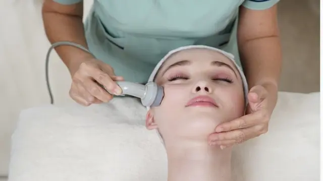Pengencangan Kulit Tanpa Pembedahan Lewat Treatment Terbaru VFU dan Face Sculpting.
