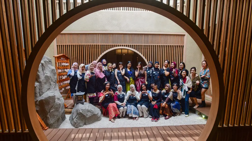 Lewat tema Unity in Every Roll, Fimelahood Getting Intimate menghadirkan pengalaman membuat sushi yang sarat makna tentang keberagaman dan kebersamaan. (Foto/Dok: fimela.com)