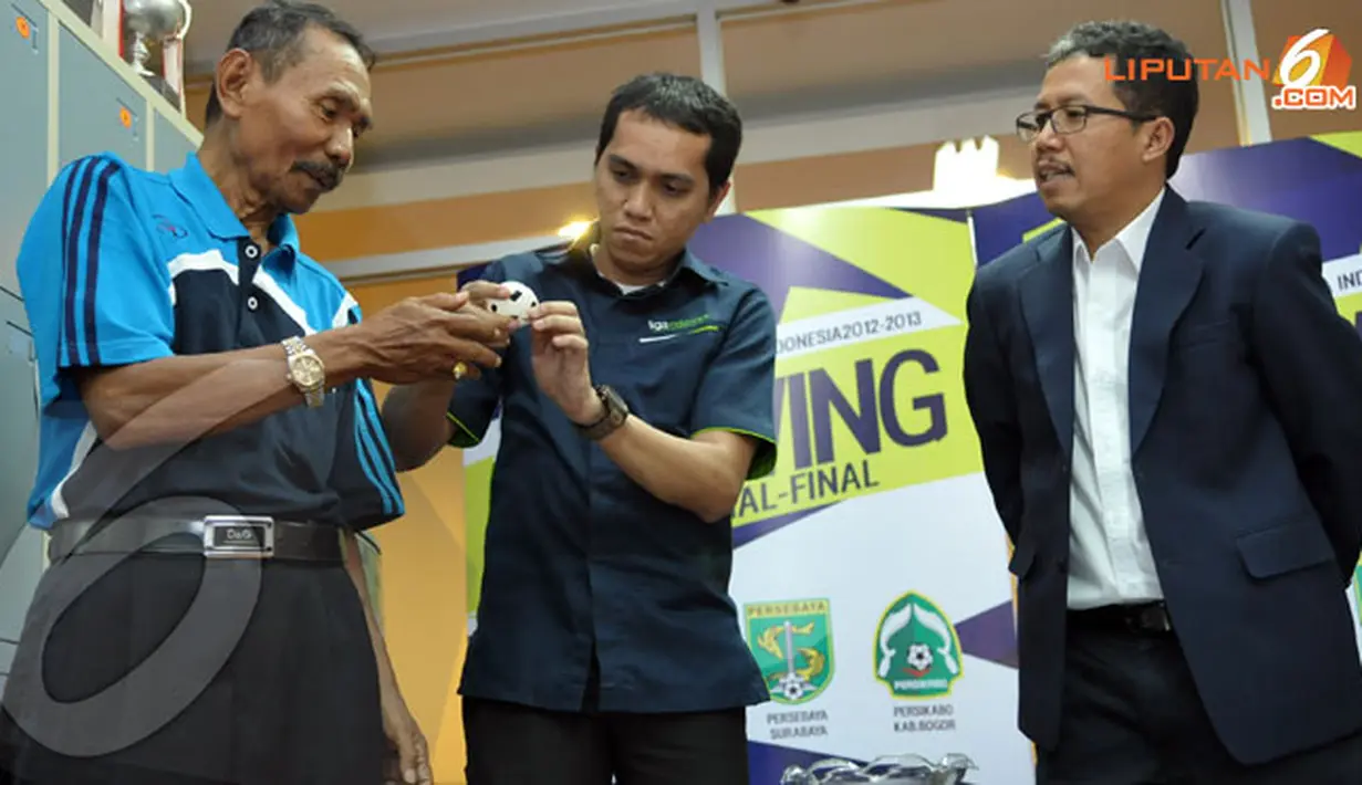 Disaksikan Joko Driyono, perwakilan tim Persik Kediri mengambil undian drawing babak semifinal Liga Indonesia 2013 (Liputan6.com/ Helmi Fithriansyah)