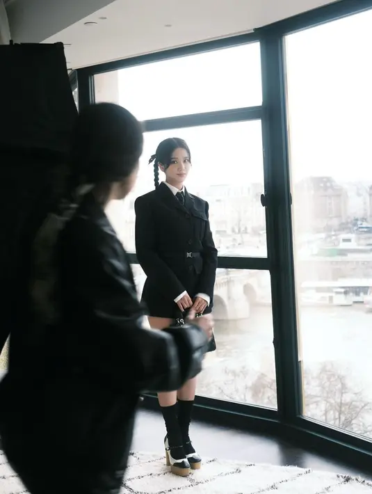 Jisoo lengkapi busana ala anak sekolahnya dengan platform heels dan kaus kaki panjang hitam [@sooyaaa__]