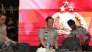 Kapolri Jenderal Pol Tito Karnavian (tengah) bersiap memberikan keterangan akhir tahun 2016 di Mabes Polri, Jakarta, Rabu (28/12). Kapolri memaparkan sejumlah capaian program dan kinerja serta anggaran selama tahun 2016. (Liputan6.com/Helmi Fithriansyah)