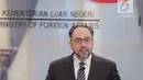 Menlu Afghanistan Salahuddin Rabbani memberi keterangan usai pertemuan bilateral dengan Menlu Retno Marsudi di Kantor Kemenlu, Jakarta, Jumat (15/3). Pertemuan membahas dukungan Indonesia atas proses perdamaian di Afghanistan. (Liputan6.com/Faizal Fanani)