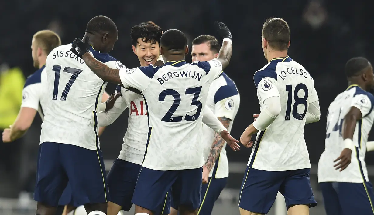 Penyerang Tottenham Hotspur, Son Heung-min (ketiga kiri) berselebrasi dengan rekan-rekannya usai mencetak gol ke gawang Arsenal pada pertandingan lanjutan Liga Inggris di Tottenham Hotspur Stadium di London, Inggris , Minggu (7/12/2020). Tottenham menang 2-0. (Glyn Kirk / Pool via AP)