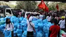 Para pengunjuk rasa mengumpulkan sampah saat mereka mengambil bagian dalam demonstrasi menentang kudeta militer di Yangon (12/2/2021). (AFP/STR)