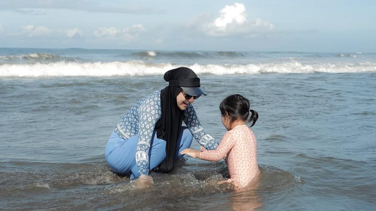 Potret Bahagia Irish Bella dan Hardy Sabri, Kali ini Liburan ke Pantai di Bali