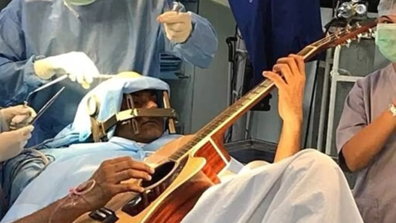 Tak Biasa, Musisi Jalani Operasi Sambil Bermain Gitar