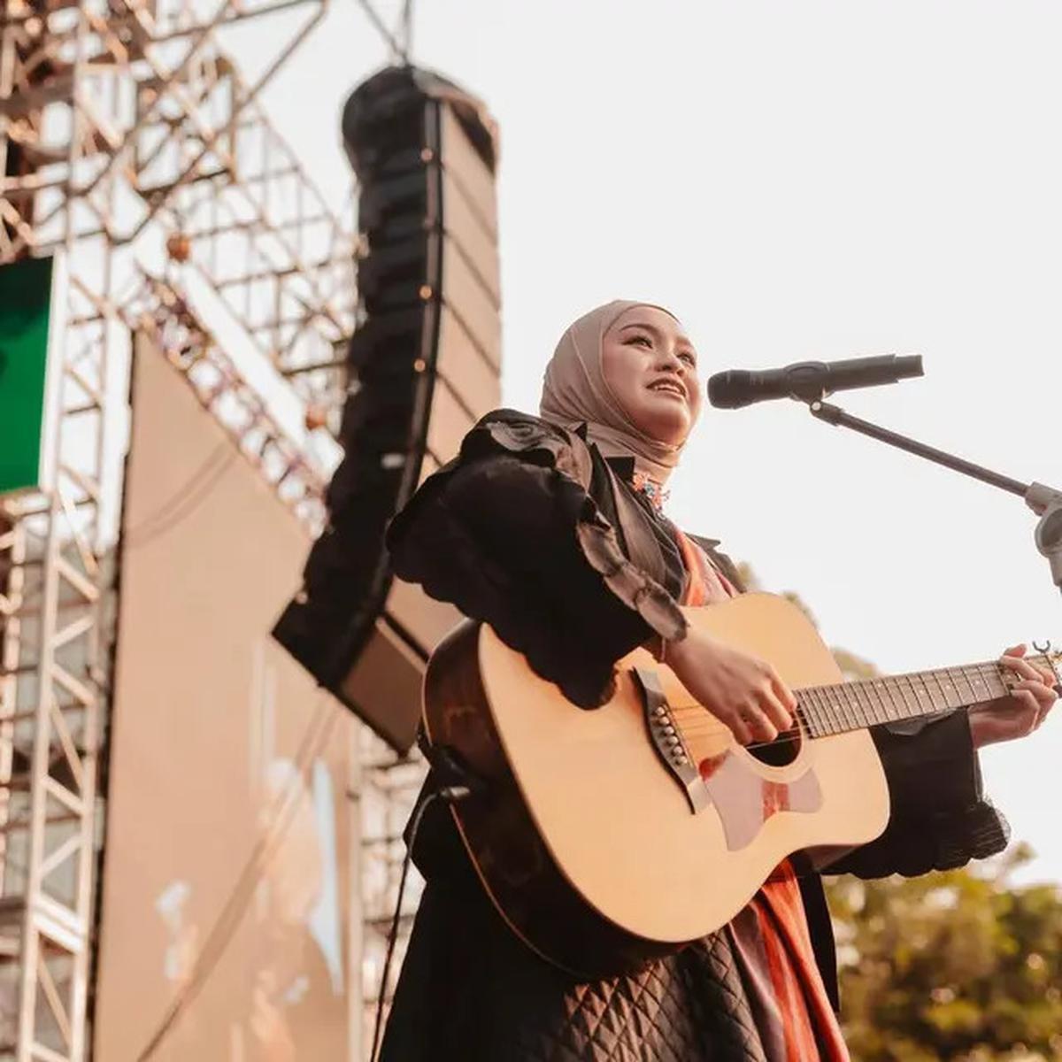 Potret Salma Salsabil saat Tampil di Atas Panggung dengan Gitar, Pesonanya Tiada Tanding