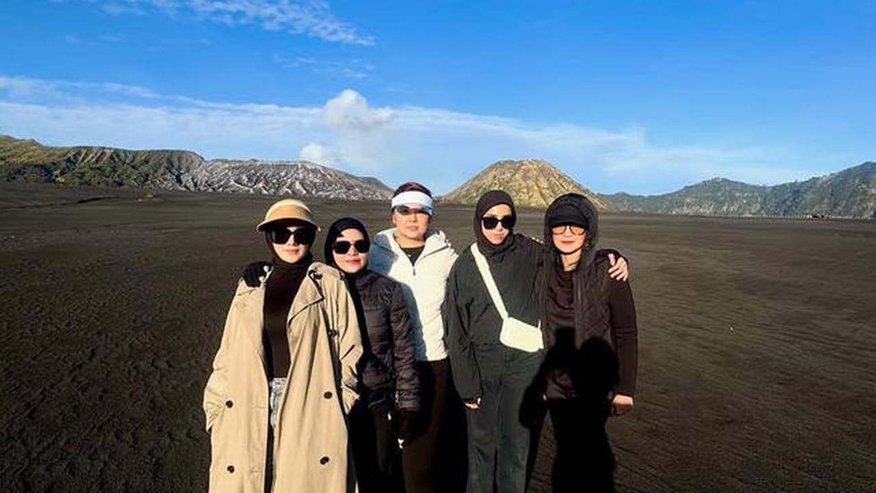 5 Gaya Kasual Mulan Jameela saat Liburan di Bromo, Outer dan Topi Visor Senada