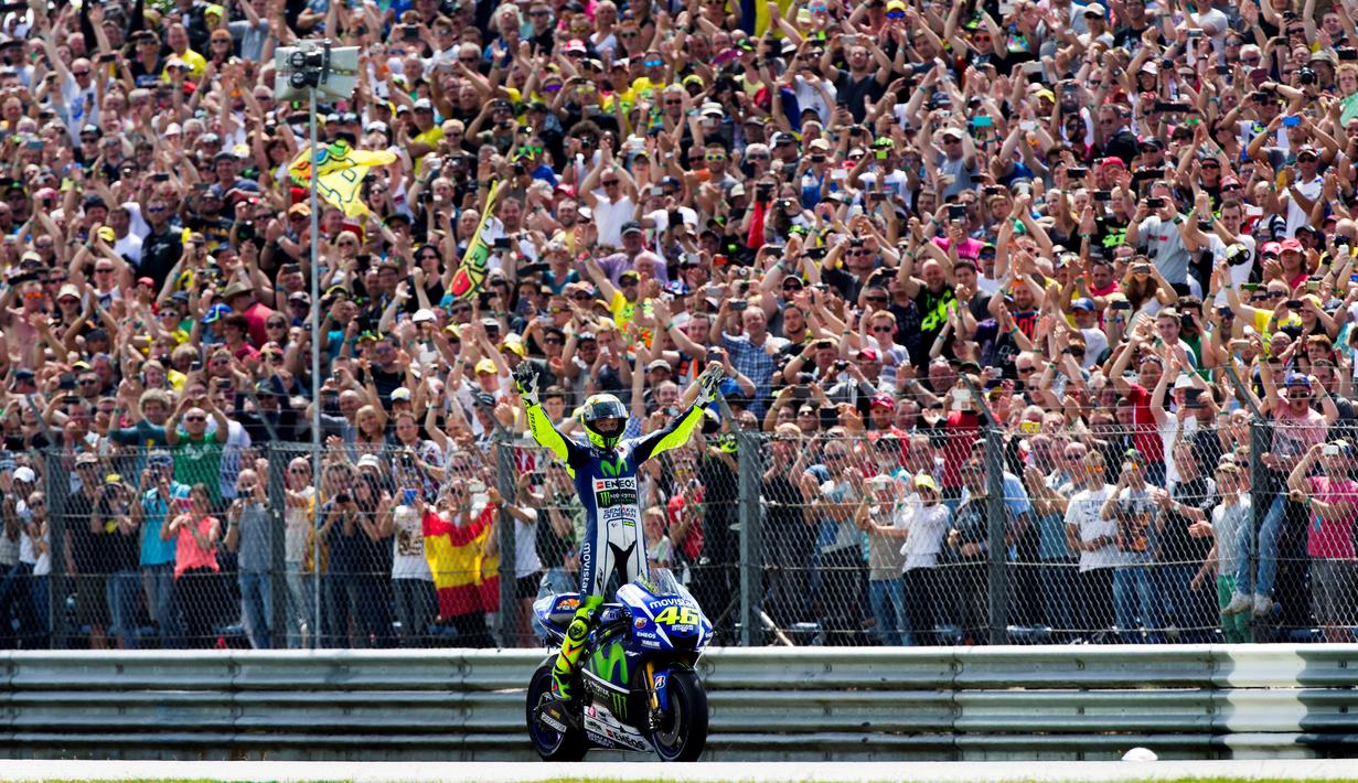 Valentivo Rossi merayakan kemenangannya di depan pendukungnya.  (AP Photo/Vincent Jannink)