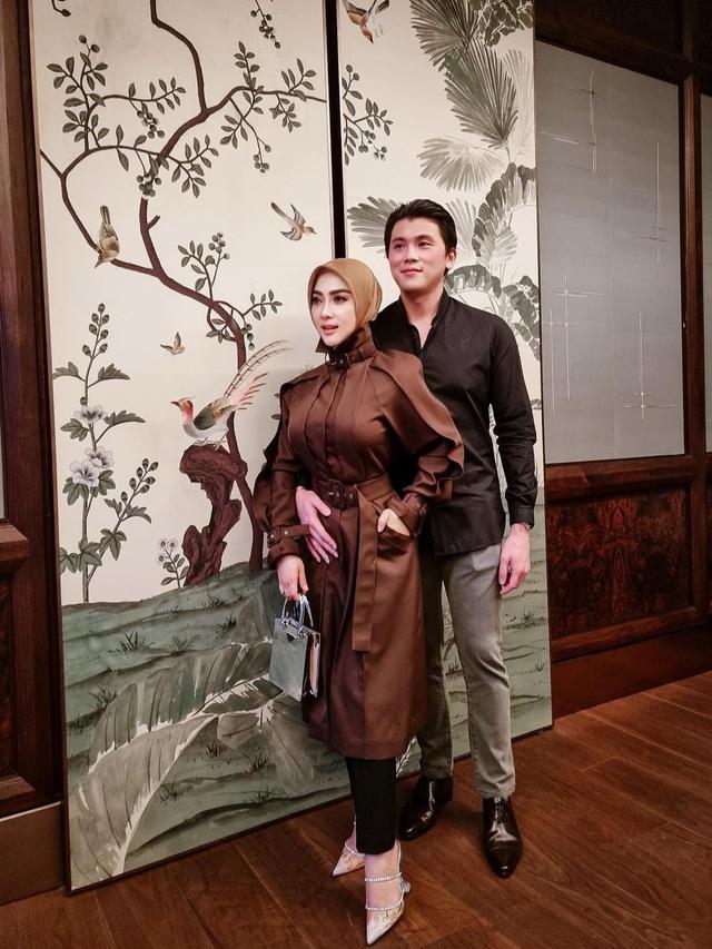 6 Momen Dinner Mewah Syahrini dan Reino Barack Rayakan Anniversary ke-3 di Singapura