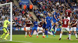 Striker Leicester City, Islam Slimani, saat mencetak gol pertama ke gawang Burnley dalam laga Premier League di Stadion King Power, Leicester, Sabtu (17/9/2016) malam WIB. (Action Images via Reuters/John Sibley)