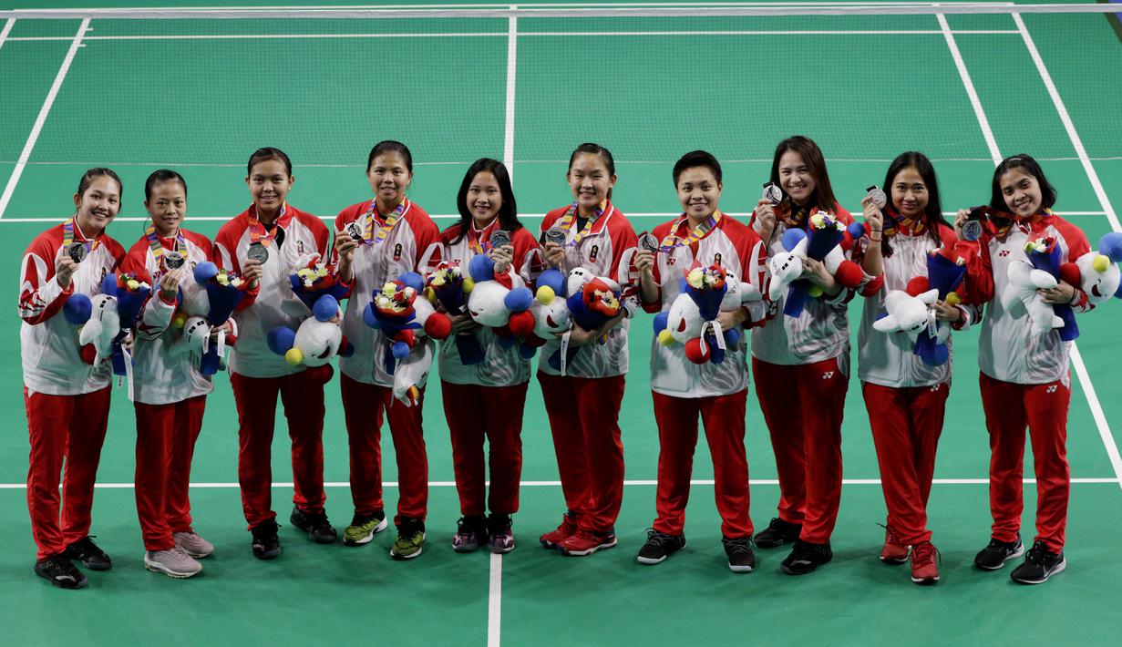 Tim bulutangkis putri Indonesia berpose saat menerima medali perak pada SEA Games 2019 di Muntinlupa Sports Complex, Manila, Selasa (3/12). Indonesia kalah 1-3 dari Thailand. (Bola.com/M Iqbal Ichsan)