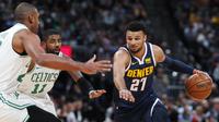 Aksi point guard Nuggets Jamal Murray dijaga dua pemain Celtics pada lanjutan NBA (AP)
