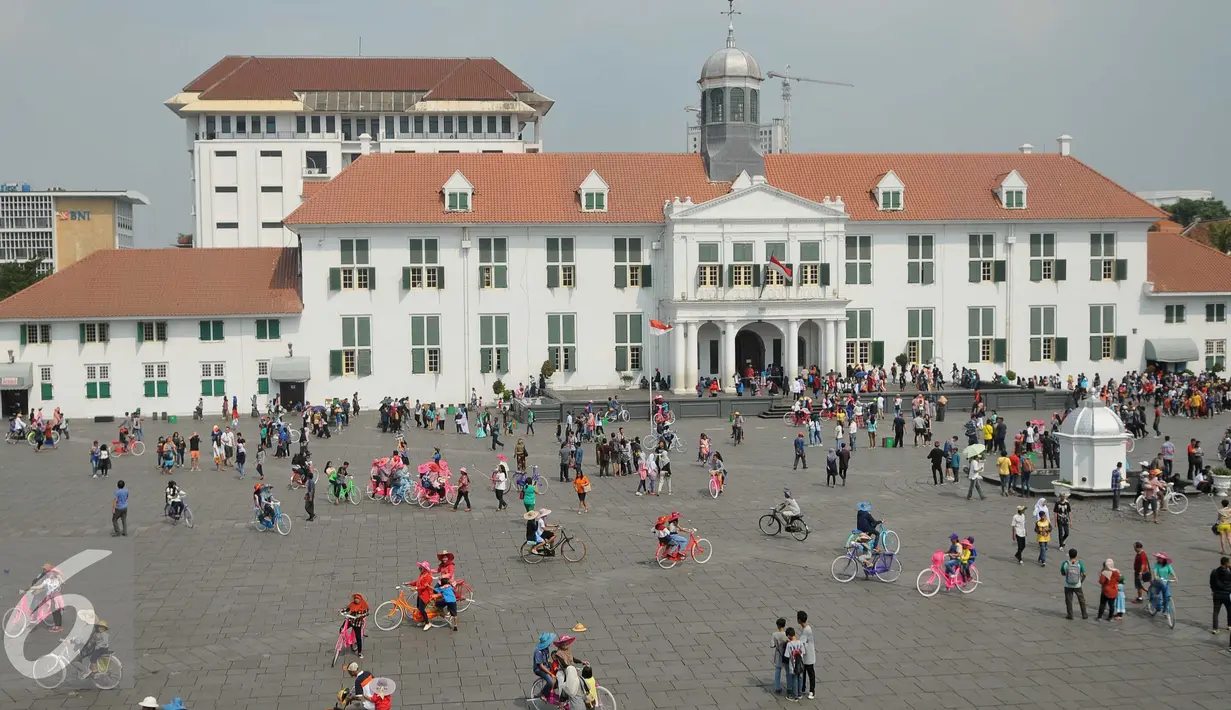 Sejumlah warga berwisata di Kawasan Kota Tua, Jakarta, Jumat (8/7). Kota Tua menjadi salah satu pilihan masyarakat Jakarta ataupun luar Jakarta, untuk mengisi libur lebaran. (Liputan6.com/Gempur M Surya)