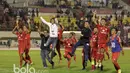 Pemain dan Official Semen Padang merayakan kemenangan atas Bhayangkara FC pada babak delapan besar Piala Presiden 2017 di Stadion Manahan, Solo. Jumat (26/2/2017). (Bola.com/Nicklas Hanoatubun)