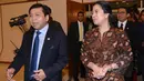 Ketua DPR-RI Setya Novanto (kiri) didampingi Wakil Ketua DPR Fadli Zon (tengah) berjalan bersama Menko Pembangunan Manusia dan Kebudayaan Puan Maharani sebelum rapat antara DPR dengan empat menko di Jakarta, Selasa (3/1). (Liputan6.com/Andrian M Tunay)