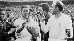 Raymond Kopa. Eks sayap kiri Prancis yang wafat di usia 85 tahun pada 3 Maret 2017 ini tercatat sebagai pesepak bola Prancis pertama yang meraih gelar Ballon d'Or pada edisi ke-3 tahun 1958. Prestasinya saat itu adalah membawa Real Madrid meraih gelar Liga Spanyol dan Piala Champions musim 1956/1957. Sementara bersama Timnas Prancis pada periode tersebut ia sukses mengantarkan negaranya menduduki peringkat ke-3 pada Piala Dunia 1958. (AFP/Staff)