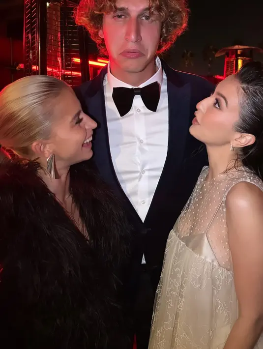 Dress bernuansa beige memadukan kain transparan dan rok tulle panjang dengan embroidery yang khas [@ralineshah]