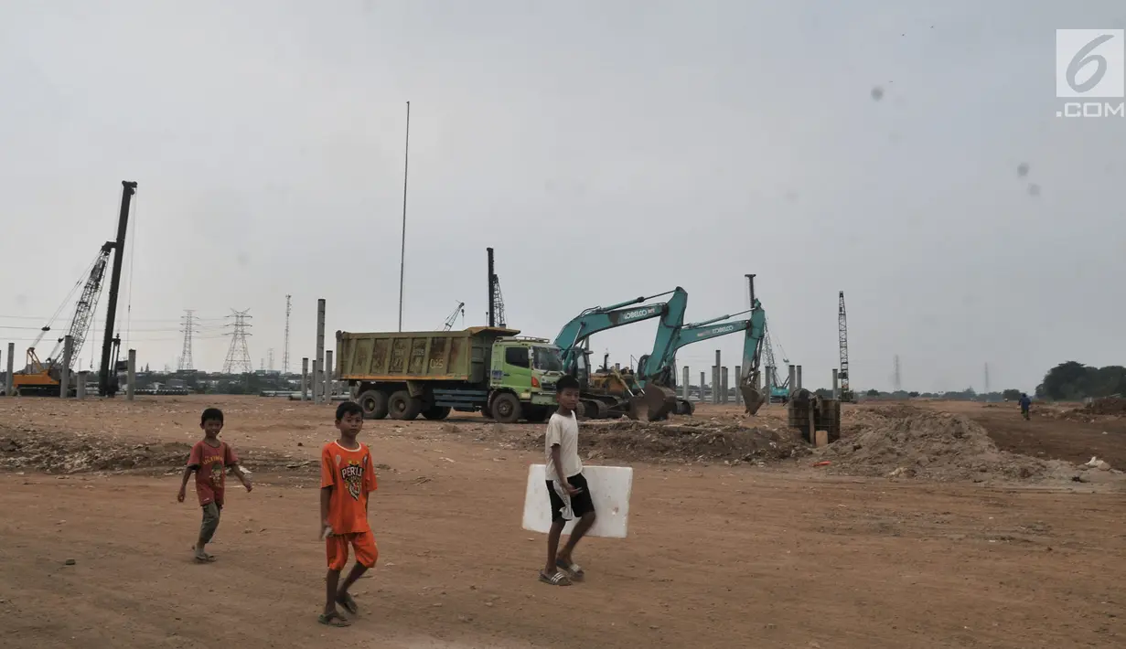 Anak-anak saat bermain di area proyek pembangunan Stadion BMW, Jakarta, Rabu (10/7/2019). Saat ini progres pembangunan stadion untuk markas Persija tersebut telah mencapai pemasangan tiang pancang dan PT Jakpro menargetkan proyek selesai pada 2021. (merdeka.com/Iqbal S. Nugroho)