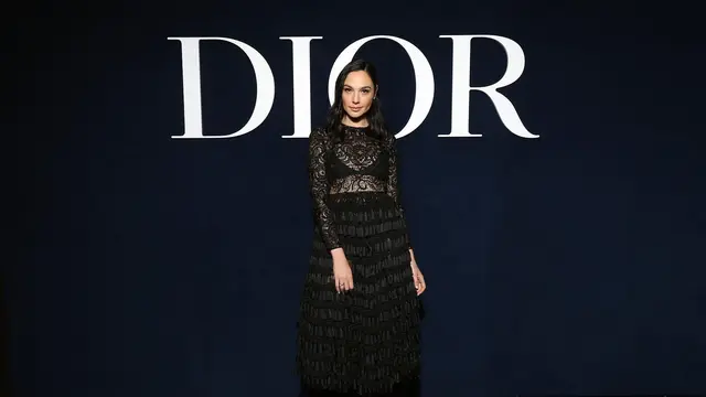 Jisoo hingga Gal Gadot, Intip Gaya Memukau Seleb di Dior Paris Fashion Week 2023