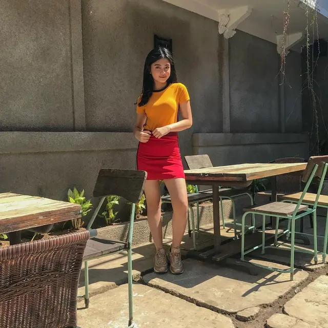 7 Gaya Kasual Yoriko Angeline, Personel Girlband yang Main Film Dilan