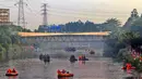 Ratusan personel gabungan TNI/ POLRI dan petugas penanganan prasarana dan sarana umum (PPSU) mengangkat sampah liar di Kanal Banjir Barat kawasan RPTRA Kalijodoh Jakarta, Sabtu , 15 Agustus 2026. (KLY/ Arie Basuki).