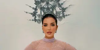 Di tengah permasalahan keuangan yang tengah dihadapinya dengan mantan suami, Tasya Farasya membagikan potret powerful dalam balutan gaun lilac. Ia mengenakan busana korset berbahan satin dengan atasan renda tembus pandang berkerah tinggi, dilengkapi lengan panjang berjuntai bak kain selendang dan peplum renda bergelombang di pinggang. Crown silver tinggi berhias mutiara dan kristal menjadi pusat perhatian di atas rambut yang ditarik rapi ke belakang. [@tasyafarasya]