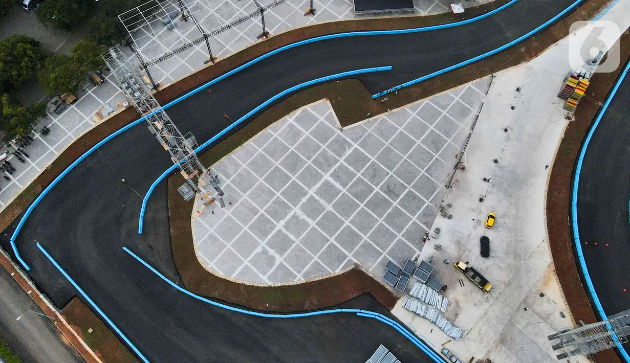 Foto udara memperlihatkan Jakarta International E-Prix Circuit di kawasan Ancol, Jakarta, Selasa (17/5/2022). Federation Internationale de Automobile (FIA) Formula E Jakarta E-Prix menyatakan ajang balap mobil listrik pada 4 Juni mendatang diharapkan mampu memberi kontribusi positif terhadap kebangkitan ekonomi pascapandemi COVID-19 yang bakal dirasakan pelaku usaha dan masyarakat melalui Jakarta E-Prix. (Liputan6.com/Herman Zakharia)
