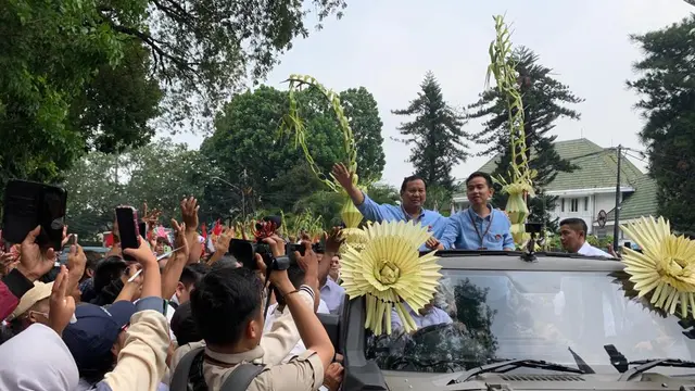Bakal calon presiden (capres) Prabowo Subianto dan bakal calon wakil presiden (cawapres) Gibran Rakabuming memilih naik kendaraan taktis Maung dari Taman Suropati Menteng menjuju Komisi Pemilihan Umum (KPU).
