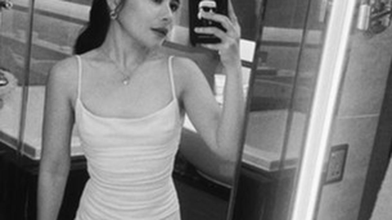 Prilly Latuconsina Pose Pakai Backless Dress di Kamar Mandi, Cantik Elegan & Body Goals Buat Iri