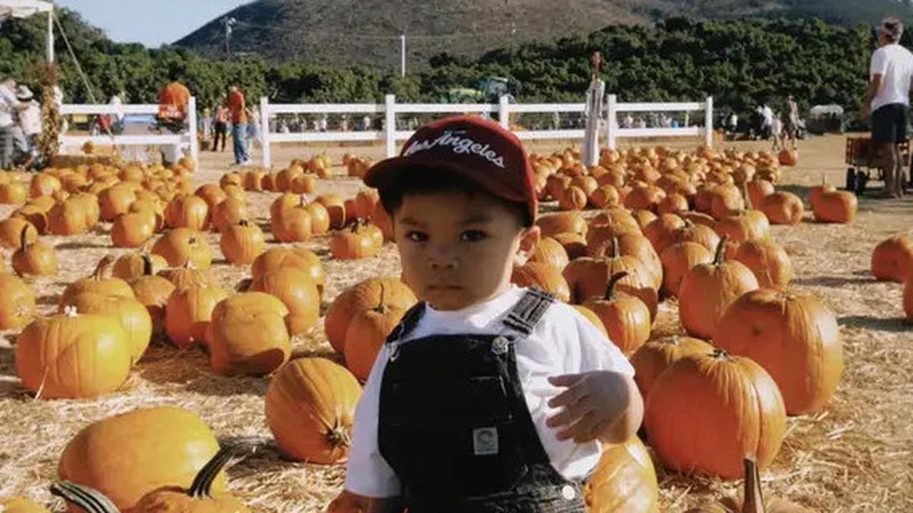 6 Potret Menggemaskan Babby Issa Anak Nikita Willy Liburan di Ladang Labu Amerika